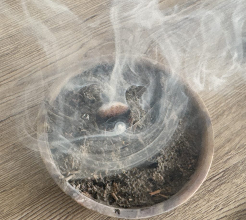 Ein Hauch von heiligem Holz. Der Rauch trägt fort, was nicht mehr zu Dir gehört und macht Raum für Leichtigkeit.